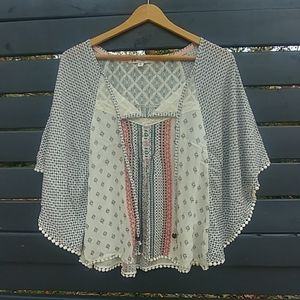 Belk's brand flowy top with round cut sleeves